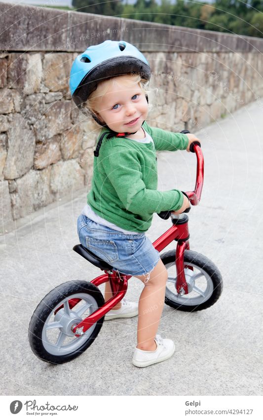 Kleines Kind fährt mit dem Fahrrad runter Sommer Baby wenig Park Sicherheit Glück Kleinkind Zyklus außerhalb aktiv Mitfahrgelegenheit Sport Schutzhelm jung