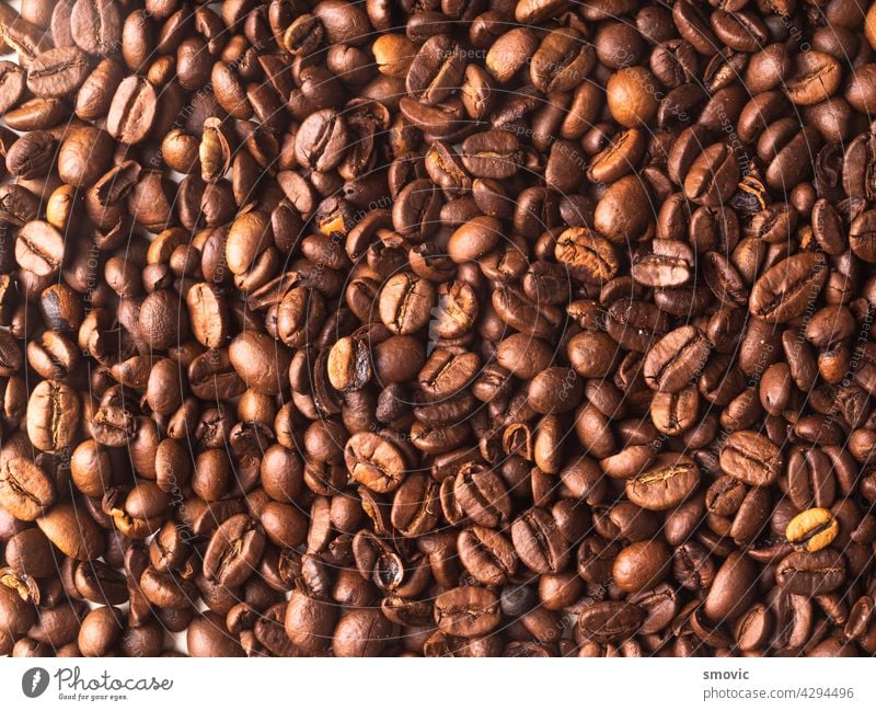 Aromatisch geröstete Kaffeebohnen für den Hintergrund Bohnen braun schwarz Koffein trinken Espresso gebraten natürlich weiß Frühstück dunkel Tisch Café
