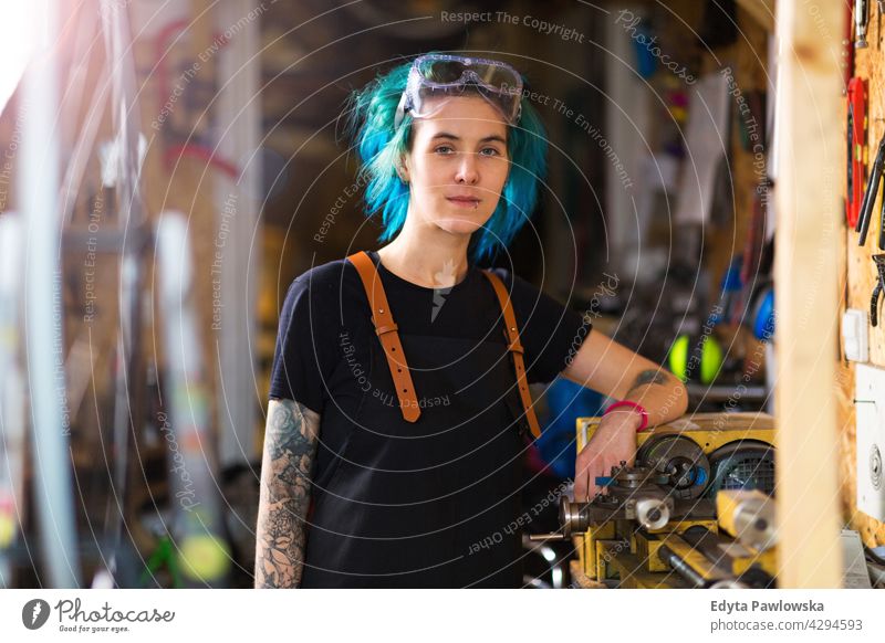 Selbstbewusste junge Frau bei der Arbeit in der Werkstatt Vertriebsmitarbeiter Fahrrad Fahrradmechaniker Radfahren Fahrradladen Business Einzelhandel Zyklus