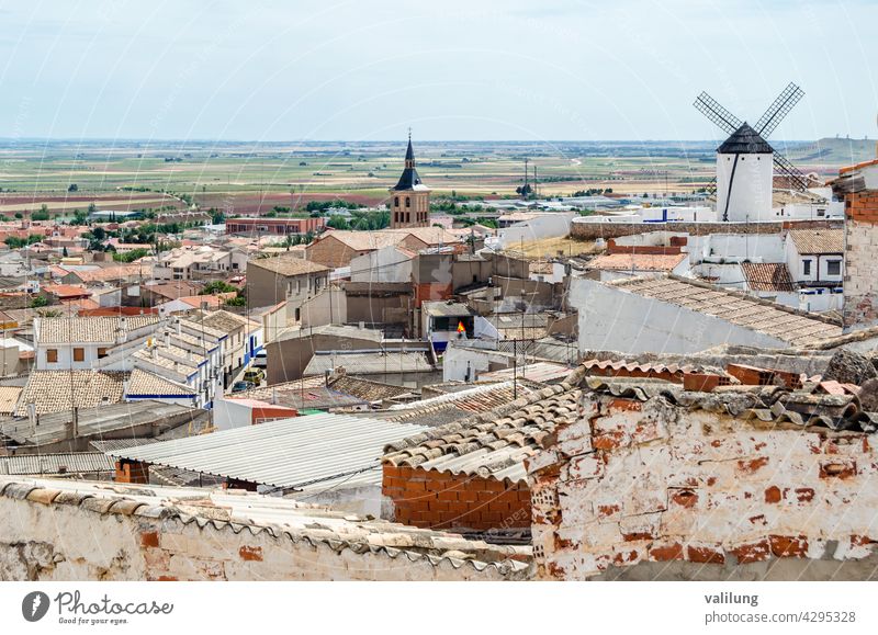 Blick auf Campo de Criptana, ein Dorf in Castilla La Mancha, Spanien, das für seine Windmühlen an der Don Quijote-Route berühmt ist kastilla la mancha Cervantes