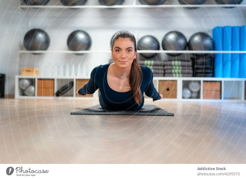 Flexible Frau streckt ihren Körper in Yoga-Pose Heuschrecke salabhasana anfällig Backend Asana Dehnung Stressabbau positionieren Achtsamkeit Gleichgewicht üben