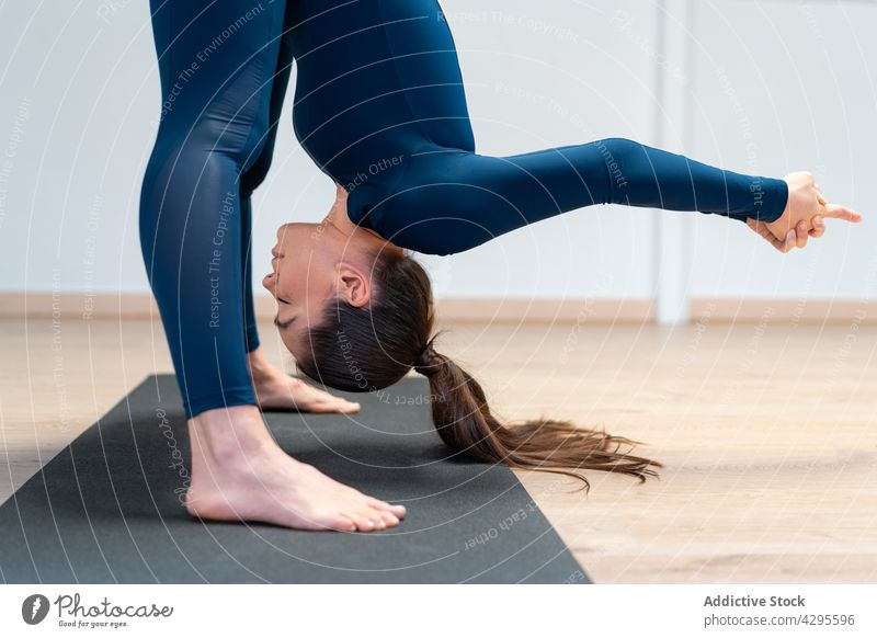 Fit Frau tun vorwärts beugen Yoga-Pose Vorwärtsbeuge uttanasana Asana Dehnung beweglich Stressabbau positionieren üben Achtsamkeit Zen Wohlbefinden Wellness