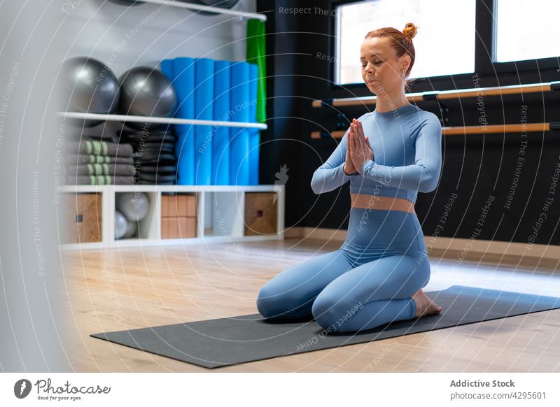 Ruhige Frau meditiert in Yoga-Pose meditieren Held virasana Namaste Asana Achtsamkeit Stressabbau Gleichgewicht positionieren üben Zen Wohlbefinden Wellness