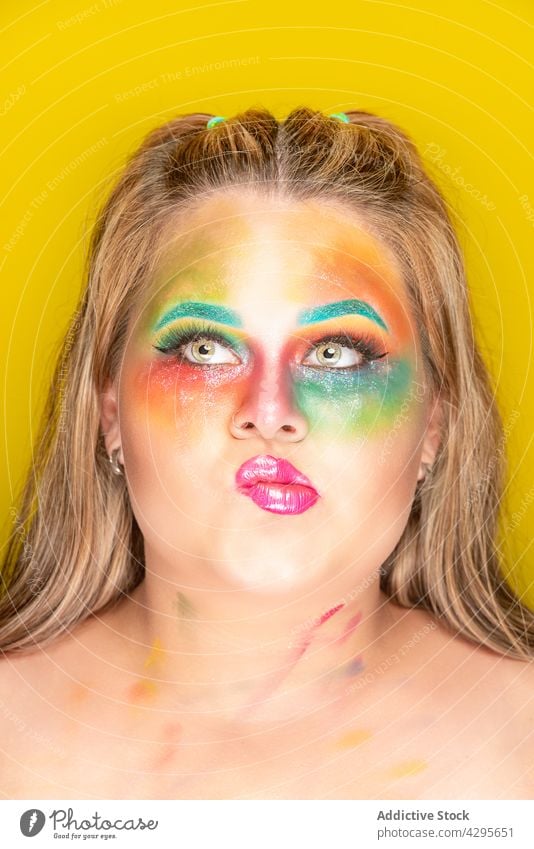 Mollige Frau mit kreativem Make-up farbenfroh Model hell Vorschein Porträt Menschliches Gesicht mollig Übergröße lebhaft pulsierend Übergewicht mehrfarbig