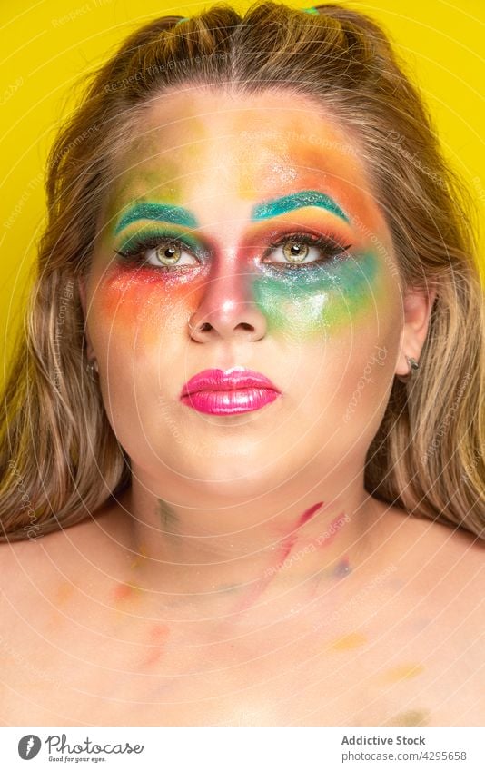 Mollige Frau mit kreativem Make-up farbenfroh Model hell Vorschein Porträt Menschliches Gesicht mollig Übergröße lebhaft pulsierend Übergewicht mehrfarbig