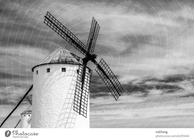 Traditionelle spanische Windmühle in Campo de Criptana, Castilla La Mancha, Spanien, an der berühmten Don-Quijote-Route; Schwarz-Weiß-Bild kastilla la mancha