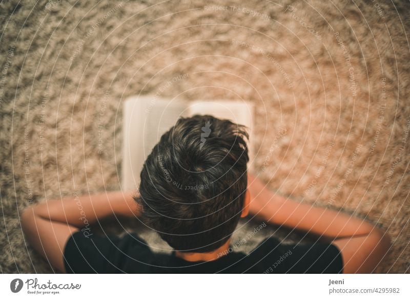 Lese-Wetter Buch lesen Leseratte Kind Jugendliche liegen chillen entspannung Urlaub Ferien Wissen Literatur Weisheit Information Bildung lernen Studium klug