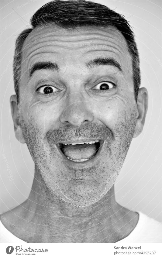 lachender Mann Portrait fröhlich heiter positiv attraktiv drei Tage Bart Stoppelbart Kurzhaarfrisur