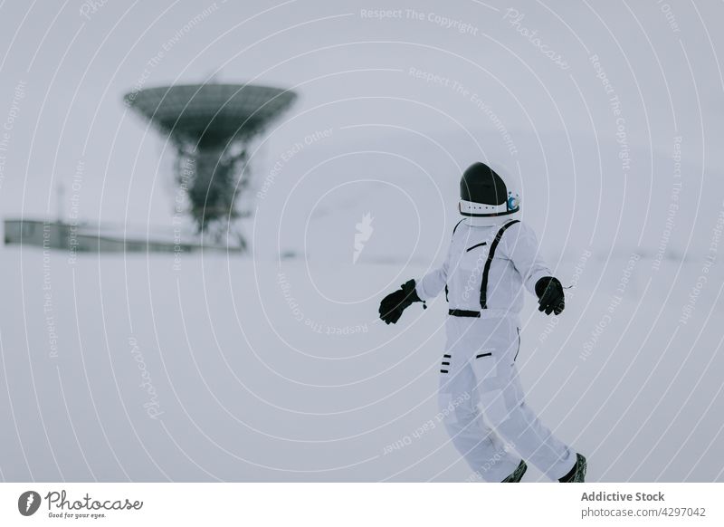Raumfahrer im verschneiten Feld mit Satellitenschüssel Kosmonaut Astronaut Radar Speise Winter weiß Antenne Svalbard Norwegen Raumanzug Tracht kalt Schnee