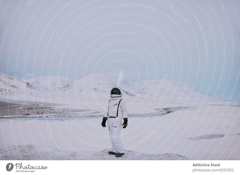 Raumfahrer im Raumanzug in verschneiten Bergen im Winter Berge u. Gebirge Schnee Hochland Astronaut Reisender Aussichtspunkt Kosmonaut felsig reisen Norwegen