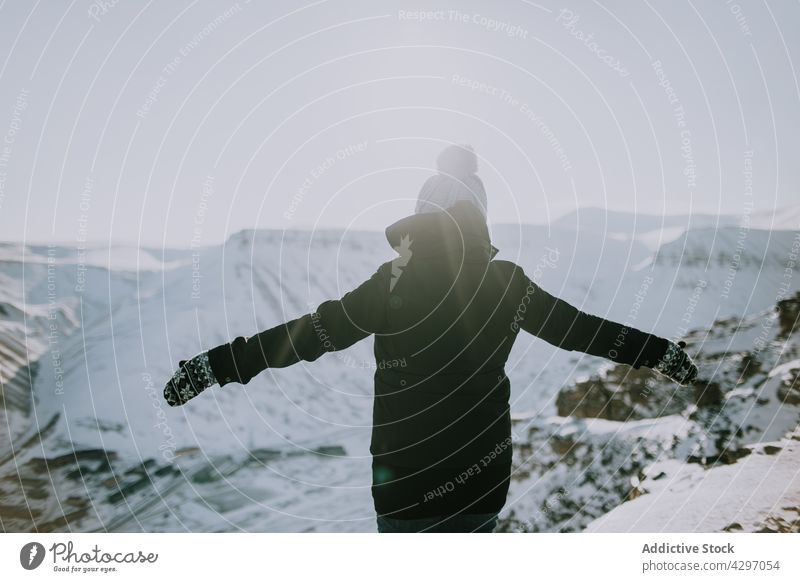 Unerkennbarer Reisender genießt die Freiheit in den Bergen im Winter Berge u. Gebirge Frau genießen sorgenfrei reisen Schnee Hochland Svalbard Norwegen