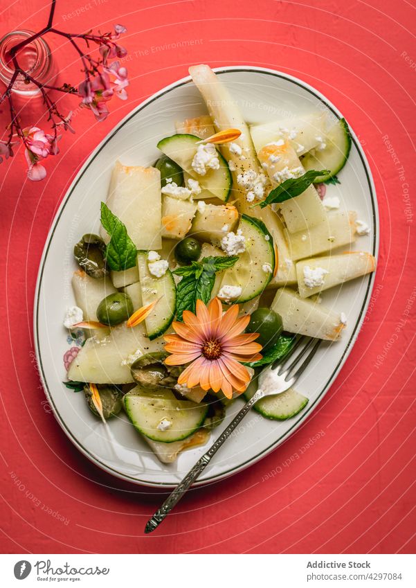 Melonensalat mit Essiggurken und Oliven Salatbeilage gesunde Ernährung Diät Veganer dienen Tisch Salatgurke oliv Kraut Serviette Salz Schüttler Teller organisch