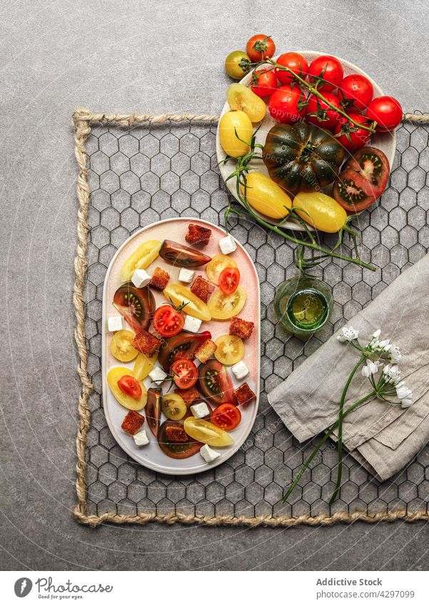 Gesunder Tomatensalat mit Feta-Käse Salatbeilage Teller Bestandteil dienen Mittagessen Gesundheit Lebensmittel Gemüse Mahlzeit Speise Vegetarier Ernährung