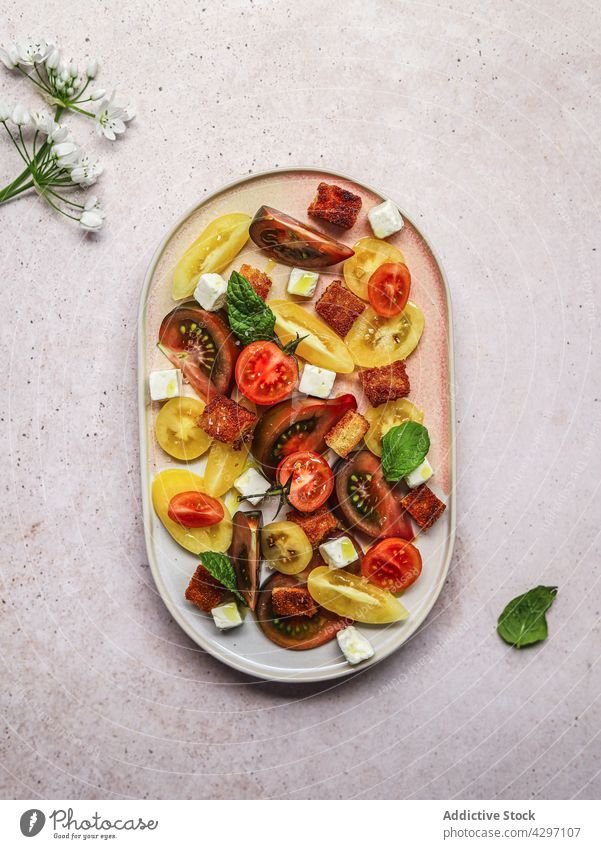 Gesunder Tomatensalat mit Feta-Käse Salatbeilage Teller Bestandteil dienen Mittagessen Gesundheit Lebensmittel Gemüse Mahlzeit Speise Vegetarier Ernährung