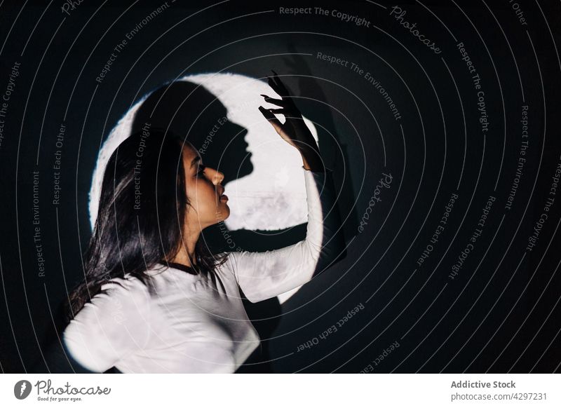 Hispanische Frau unter Mondprojektion Nacht Projektion ruhen Augen geschlossen Angebot Himmel Konzept Astronomie Windstille jung ethnisch hispanisch ruhig