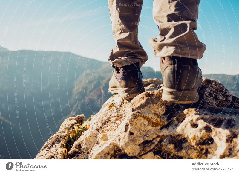 Reisende, die auf einem Felsen im Gebirge stehen Reisender Trekking Stiefel Berge u. Gebirge reisen Hochland Hügel Schuhe Abenteuer Wanderung felsig Fernweh