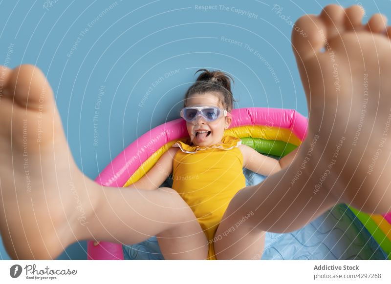 Glückliches Kind schwimmt auf einer aufblasbaren Matratze im Pool Mädchen Sommer schwimmen Farbe genießen Schwimmer ruhen Wasser so tun, als ob Ring