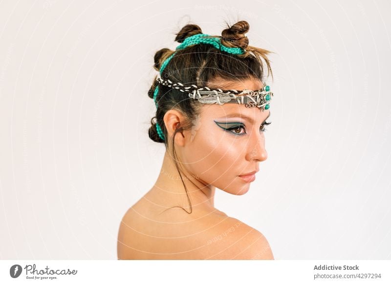Stilvolle Frau mit hellem Make-up und Schmuck auf dem Kopf Orientalisch Schönheit Mode grün Porträt schmücken Accessoire Model elegant Auge Lidschatten