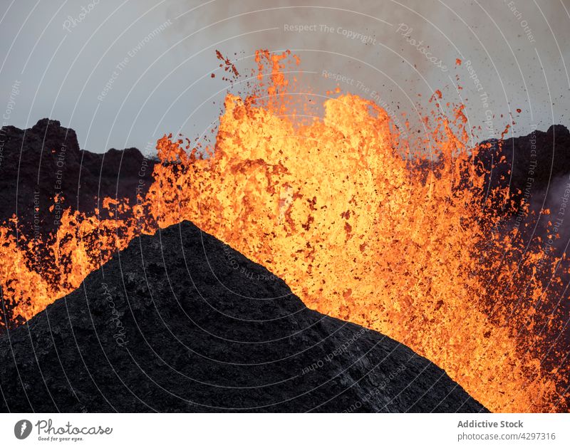 Vulkan, der mit heißer Lava ausbricht geplatzt Berge u. Gebirge Natur Geologie Rauch Katastrophe Energie Island vulkanisch Gipfel Brandwunde geschmolzen Felsen