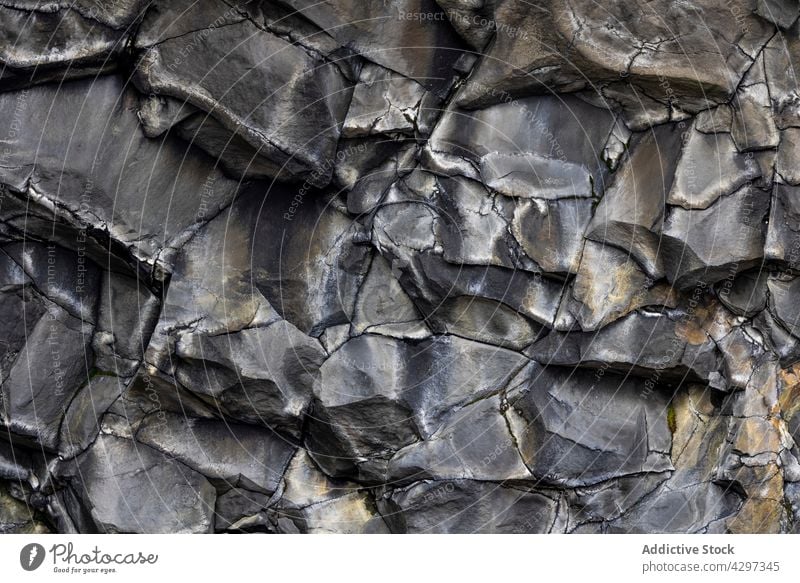 Raue Oberfläche der Felsformation Klippe Stein rau Formation Geologie Mineral Natur uneben Hintergrund Island Berge u. Gebirge Gelände Hochland Erosion hart