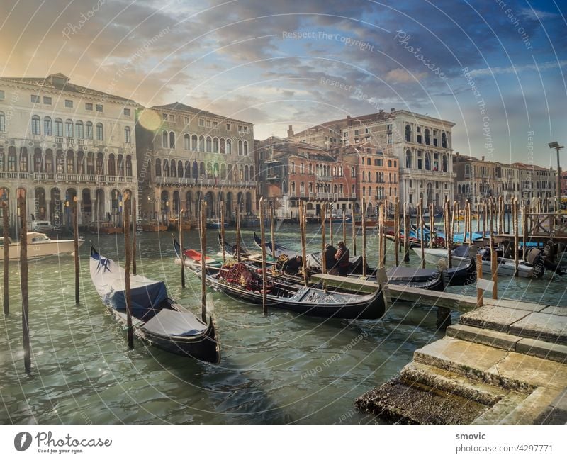 Schöner Sonnenaufgang in Venedig, Blick auf einen der berühmten Kanäle, die von Gondeln durchquert werden. Italien reisen Architektur venezianisch Italienisch