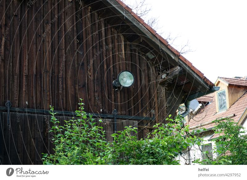 Holzscheune mit braunen Holz Brettern und Scheinwerfer an der Fassade Scheune Gebäude Wand Haus Strukturen & Formen Architektur Bauernhaus Schuppen geschützt
