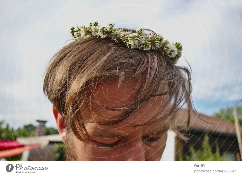 Blumenkranz an Mann Blüte Umwelt Außenaufnahme Sommer grün Natur Klee Kleeblüte Kopf geflochten Kopfschmuck geschmückt