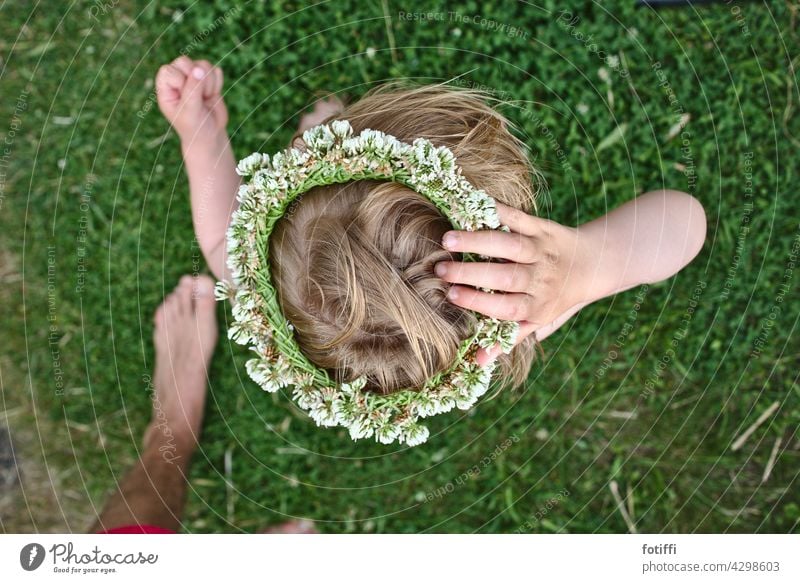 Blumenkranz an Kind Kopfschmuck geflochten anfassen begreifen Kleeblüte Natur grün Sommer Außenaufnahme Umwelt Blüte