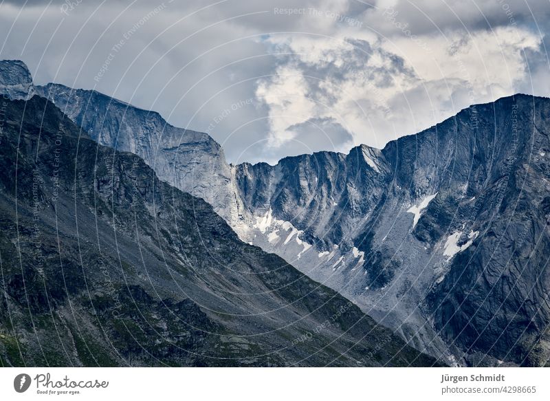 Felsen vor Wolken und Geröllhang im Vordergrund Gebirge Landschaft Alpen Natur