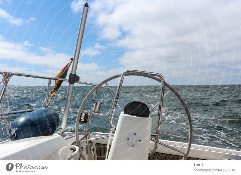Blick übers Ruder zum Horizont Ostsee Segeln Segelschiff Farbfoto Außenaufnahme Meer Segelboot Wasser Tag Schifffahrt Ferien & Urlaub & Reisen Jacht Bootsfahrt