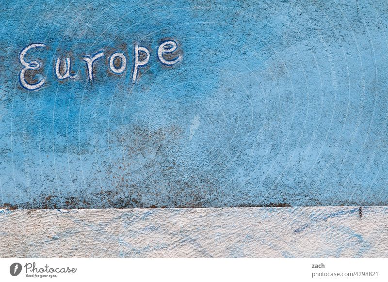 The Final Countdown Wand Fassade Haus weiß blau Farbe Mauer Linie Strukturen & Formen Streifen graphisch abstrakt Muster Europa Europäer europäisch Kontinente