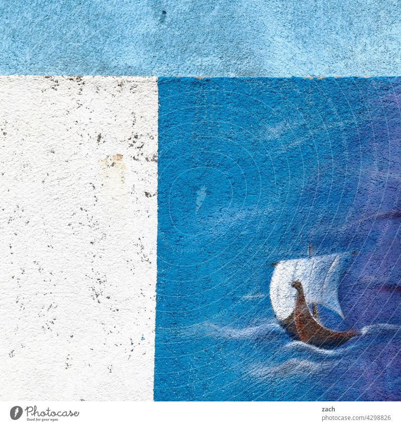 Weit weg | Auf große Fahrt Wand Fassade Haus weiß blau Farbe Mauer Linie Strukturen & Formen Streifen graphisch abstrakt Muster Segelboot Segeln Segelschiff