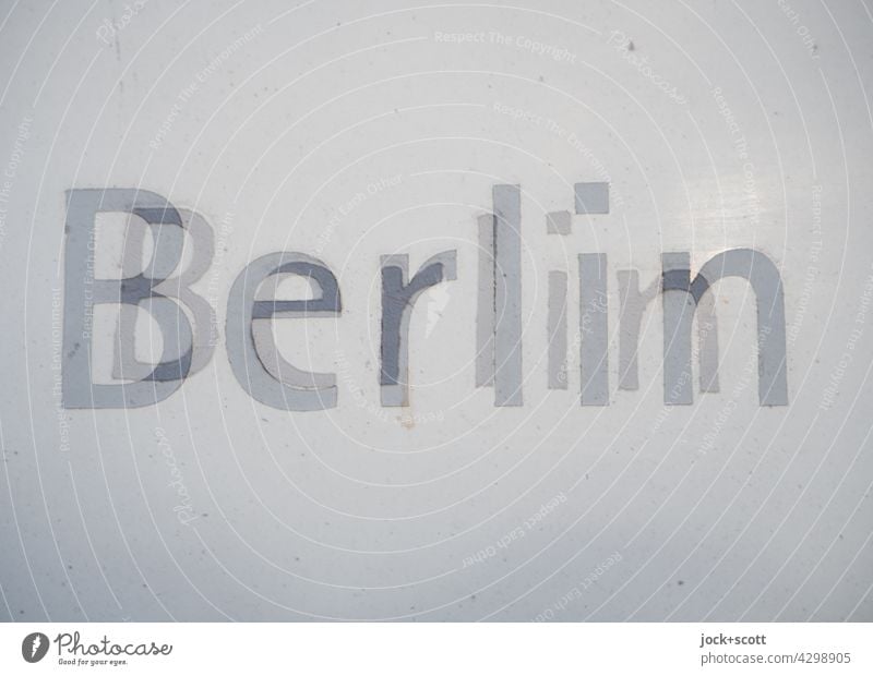 Berlin + Berlin Buchstaben Typographie Schilder & Markierungen Doppelbelichtung Oberfläche Wort Hintergrund neutral weiß Nahaufnahme übereinander Schriftzeichen
