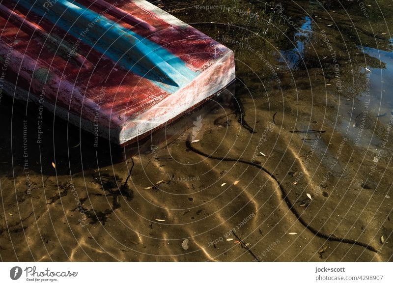 Boot abgelegt + umgedreht Wasseroberfläche Schatten Sonnenlicht Natur See Ufer Reflektion ruhig Idylle Seil abgenutzt Kunststoff ausgebleicht Seeufer friedlich