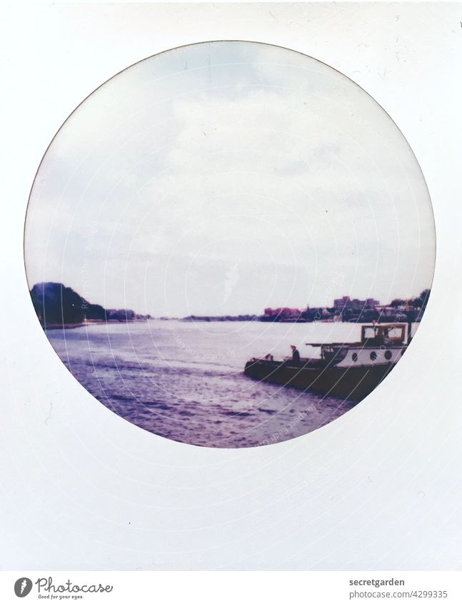 Round Frame - der alte Mann und das Meer. Polaroid Schifffahrt Elbe Wasser Fluss künstlerisch Rahmen analog Hamburg Hafenstadt Kutter Außenaufnahme