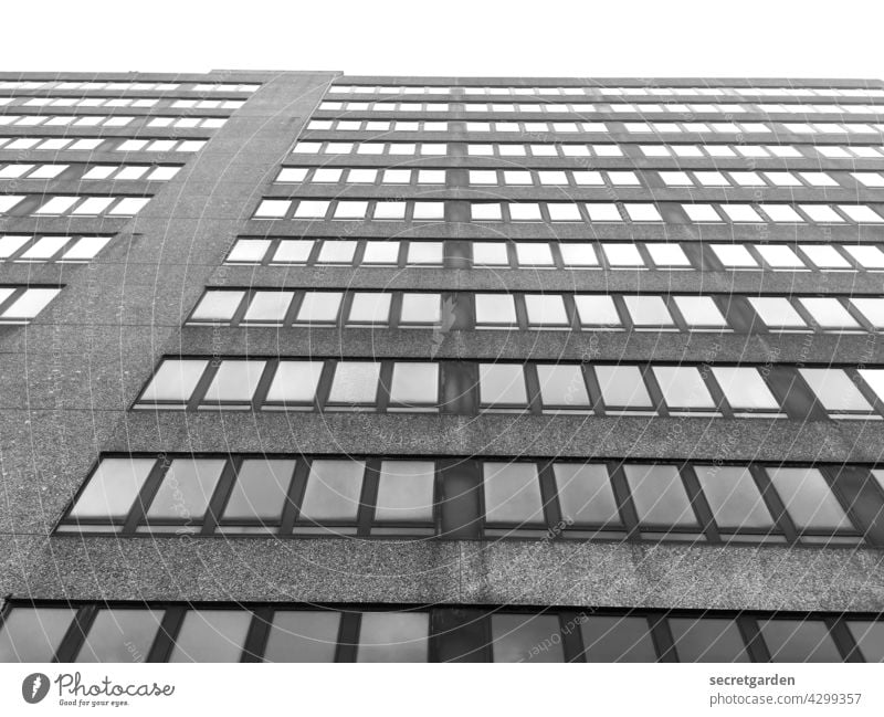 Himmelhochjauchzende Perspektive (1) Hochhaus Fassade Schwarzweißfoto minimalistisch Fenster Bürogebäude trist Architektur langweilig Altbau Gebäude modern