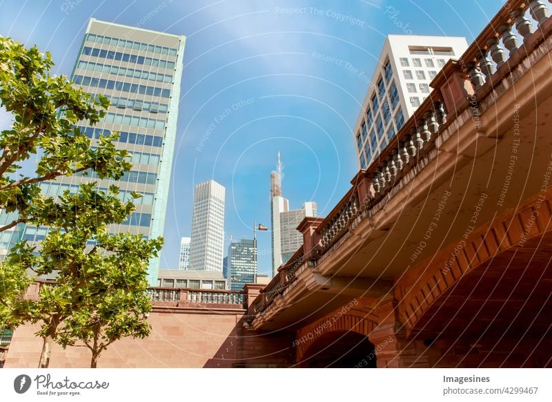 Skyline Frankfurt - Blick von unter der Brücke - Untermainbrücke am blauen klaren Wolkenhimmel. Hochhäuser in Frankfurt - Main in Deutschland, Hessen