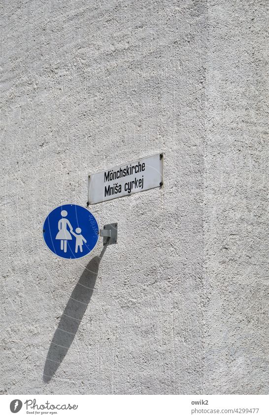 Deutsch-sorbische Straßenecke Bautzen Altstadt Lausitz Kleinstadt Wand Fassade Haus Verkehrsschild Verkehrszeichen Straßennamenschild historisch Schriftzeichen