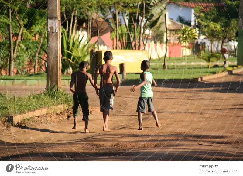 Itacare Kids Ferien & Urlaub & Reisen Brasilien Itacaré Kind Junge Spielen Schlagloch Sommer Südamerika Salvador de Bahia Straße Außenaufnahme