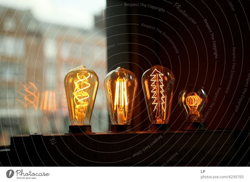 Glühbirnen auf einem kontrastreichen Hintergrund Watt vertikal Symbole & Metaphern Vorrat Steckdose Form Kraft Punkt Objektfotografie Licht Lampenfassung