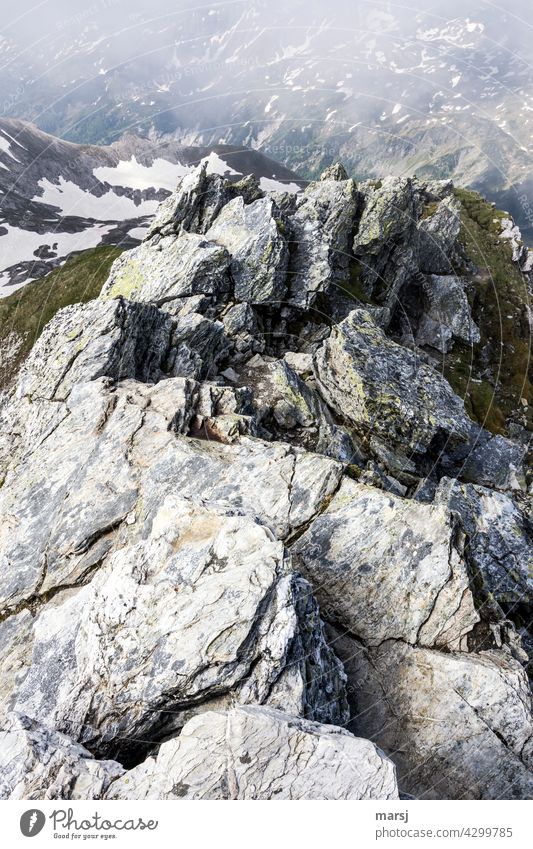 Felsen, Schnee und auch noch Schnee Berge u. Gebirge Natur Alpen Ferien & Urlaub & Reisen wandern Tourismus Außenaufnahme Kontrast kalt Gedeckte Farben Ausflug