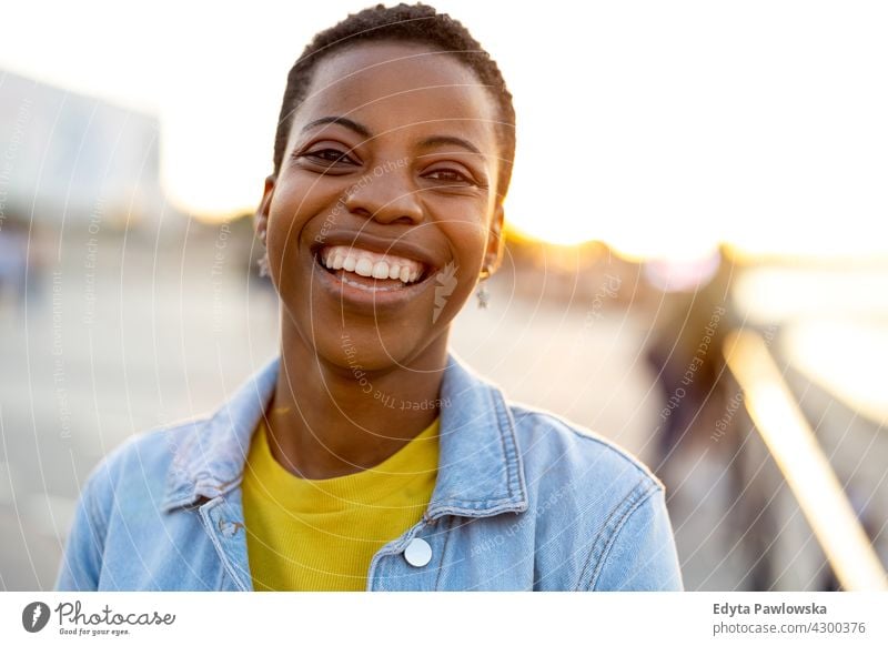 Porträt einer schönen glücklichen Frau im Freien Afro-Look stolz echte Menschen Stadtleben Afroamerikaner Afrikanisch Schüler schwarz Ethnizität sonnig