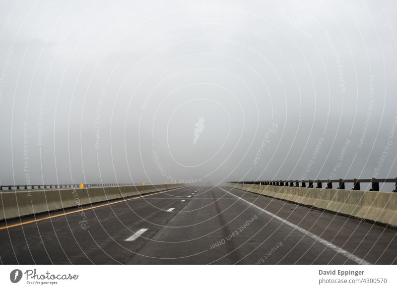 Neblige Brücke im New River Gorge National Park, West Virginia Nebel Wolken Straße Autobahn Neue Flussschlucht