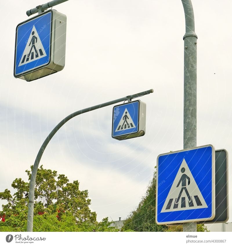 Blick auf drei Verkehrszeichen  Fußgängerüberweg  / Zebrastreifen / VZ 350-10 / VZ 350-20 Überweg Sicherheit Verkehrsregeln Aufstellung links Aufstellung rechts