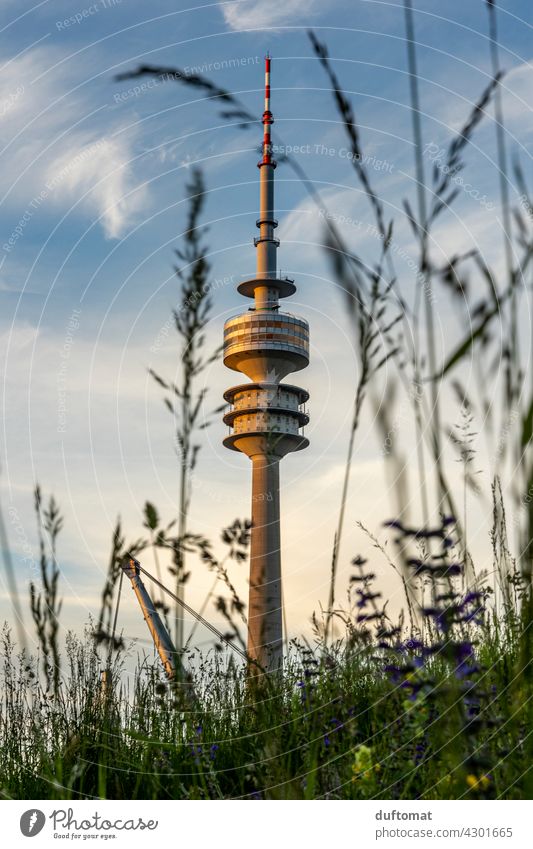 Olympiaturm in München bei Sonnenuntergang Olympiastadion Olympiapark Himmel Architektur Park Stadt Tourismus Sightseeing Sehenswürdigkeit Gebäude Bauwerk