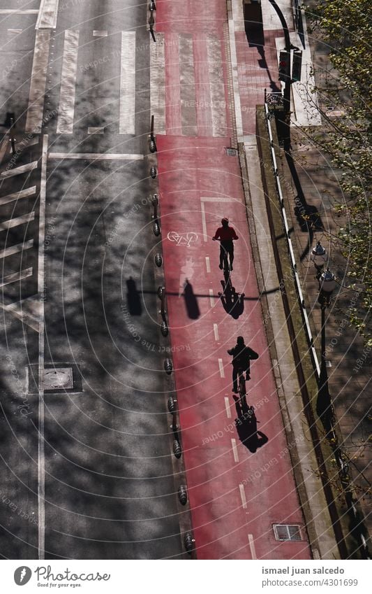 Radfahrer auf der Straße in Bilbao Stadt Spanien Biker Fahrrad Transport Verkehr Sport Fahrradfahren Radfahren Übung Mitfahrgelegenheit Geschwindigkeit schnell
