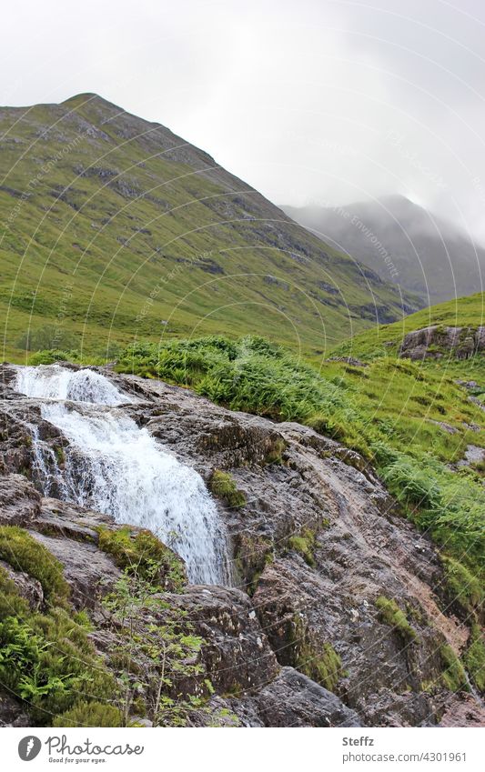 Wasserfall in den schottischen Hügeln Schottland Nebel Felsen hügelig ruhig Kaskade Ruhe Stimmung Romantik Nordeuropa Nebestimmung nebelig neblig nordisch