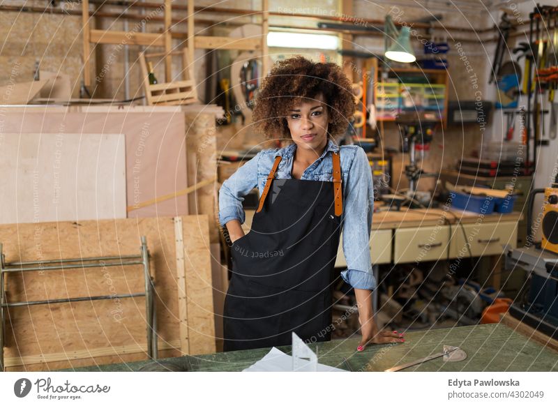 Junge Handwerkerin in ihrer Werkstatt Frau Besitzer Beruf Dienst Kleinunternehmen Mitarbeiter arbeiten Techniker Arbeitsplatz Arbeiter Flugzeugwartung