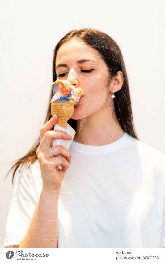 Junges Mädchen isst ein buntes Gelato-Eis gelato Eiscreme weiß Frau jung schön Schönheit Glück Gesicht Menschen Lebensmittel Lächeln Porträt Essen vereinzelt