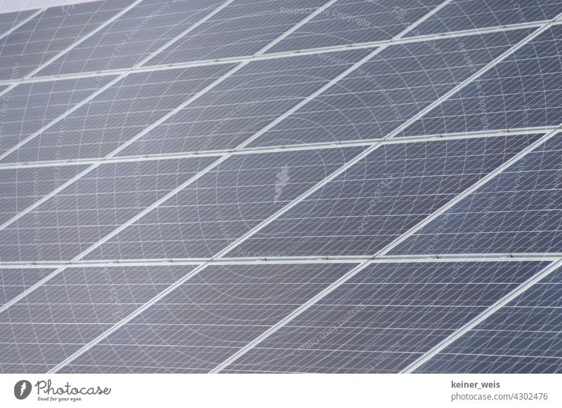 Solarzellen einer Photovoltaikanlage Sonnenenergie Alternative Energie Solarenergie Erneuerbare Energie energetisch Energie sparen Energiewirtschaft